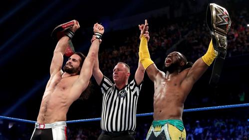 勝利を喜ぶユニバーサル王者ロリンズ（左端）とWWEヘビー級王者キングストン（右端）（Ｃ）2019WWE,Inc.AllRightsReserved