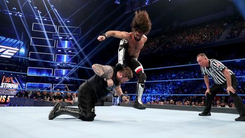 オーエンズ（左）ににカーブ・ストンプを決めるユニバーサル王者ロリンズ（Ｃ）2019WWE,Inc.AllRightsReserved