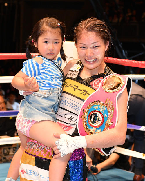 吉田対モートン　チャンピオンになり愛娘と記念撮影する吉田（撮影・滝沢徹郎）