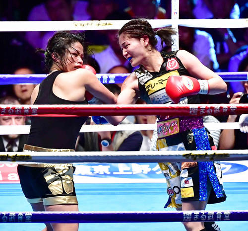 吉田対モートン　7回、モートン（左）に右アッパーを放つ吉田（撮影・小沢裕）