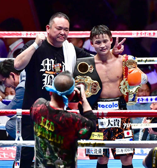 京口対ナコーン　初防衛を果たし井上トレーナー（左）と記念撮影に臨む京口（撮影・小沢裕）