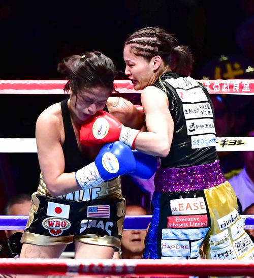 吉田対モートン、3回、モートン（左）に左パンチを放つ吉田（撮影・小沢裕）