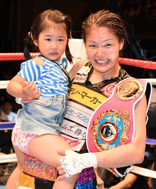 吉田対モートン　チャンピオンになり愛娘と記念撮影する吉田（撮影・滝沢徹郎）
