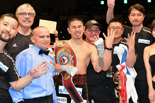 パリクテ対井岡　4階級制覇を達成し、関係者と「4」のポーズを取る井岡（撮影・滝沢徹郎）