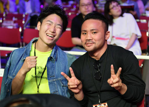会場を訪れた比嘉（右）と拳四朗（撮影・滝沢徹郎）