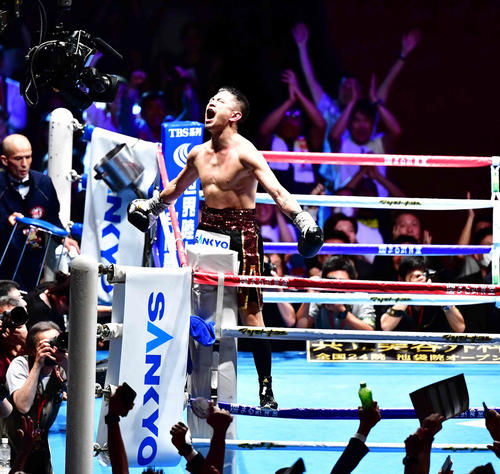 パリクテ対井岡　10回、井岡はパリクテからのTKO勝ちで4階級制覇を達成しコーナートップで雄たけびを上げる（撮影・小沢裕）