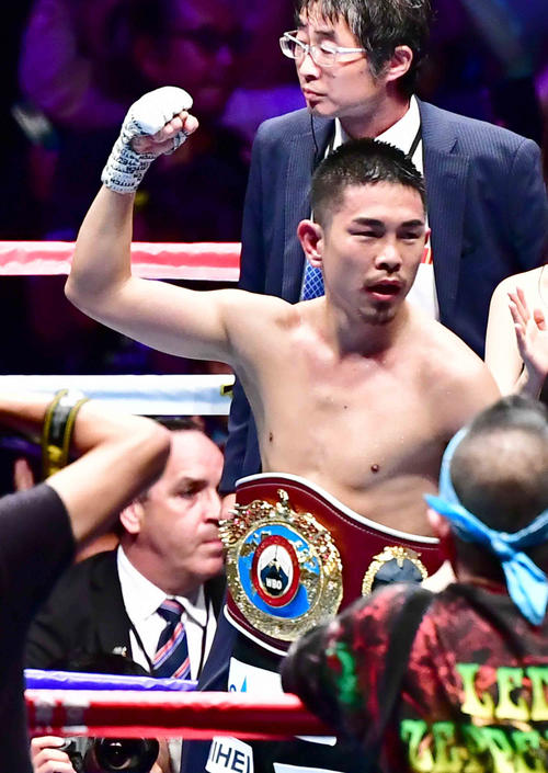 パリクテ対井岡　4階級制覇を達成しチャンピオンベルトを締める井岡（撮影・小沢裕）