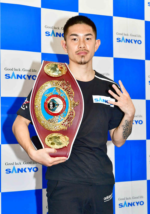 一夜明け会見でWBO世界スーパーフライ級王座ベルトを手に4階級制覇の「4」のポーズで記念撮影に臨む井岡（撮影・小沢裕）