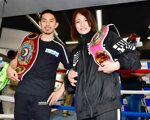 一夜明け会見の席で記念撮影に臨む井岡（左）と吉田（撮影・小沢裕）