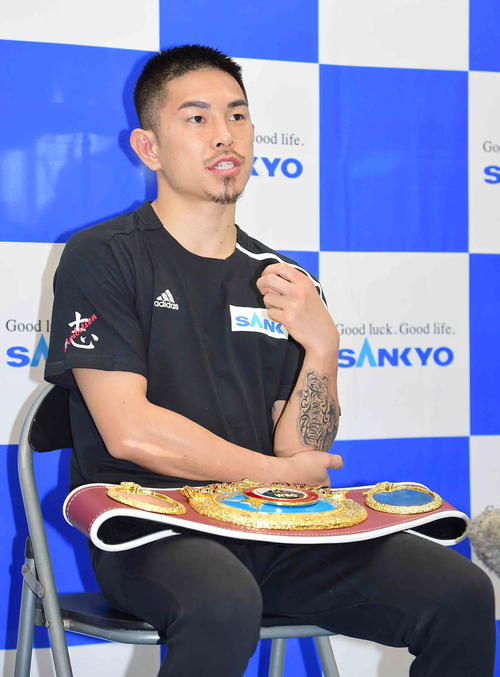 一夜明け会見に臨むWBO世界スーパーフライ級王座の井岡（撮影・小沢裕）