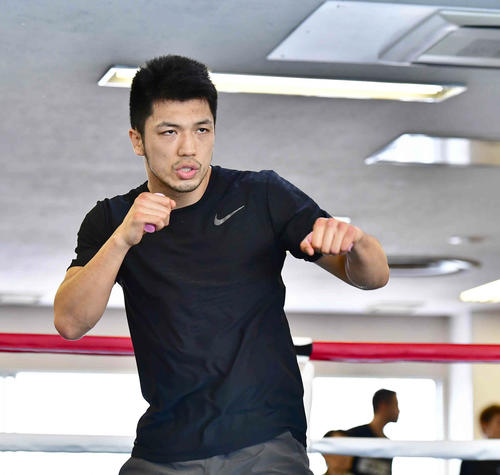 公開練習でシャドーボクシングを繰り返す村田（撮影・小沢裕）