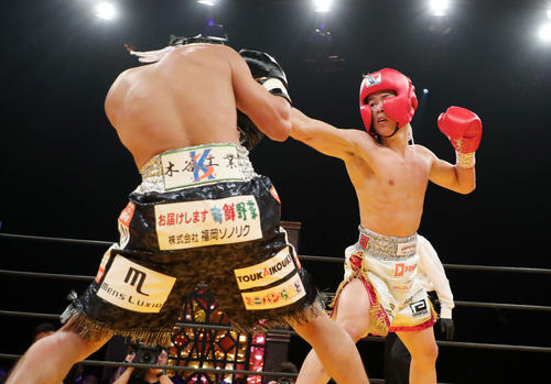 亀田氏を攻める那須川（撮影・鈴木正人）