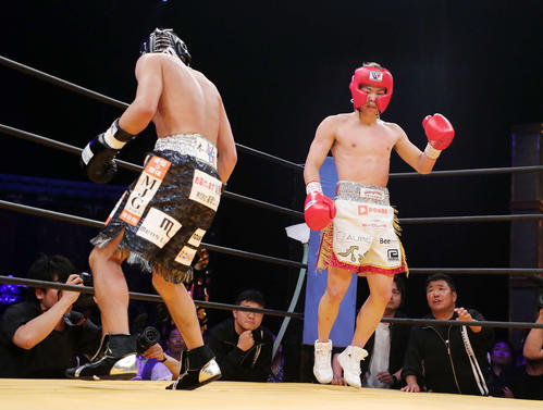 ガッツポーズする那須川（右）左は亀田氏（撮影・鈴木正人）