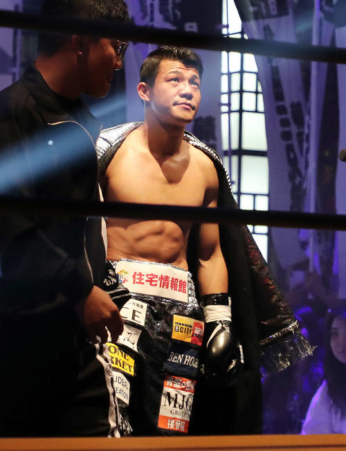 入場する亀田氏（撮影・鈴木正人）