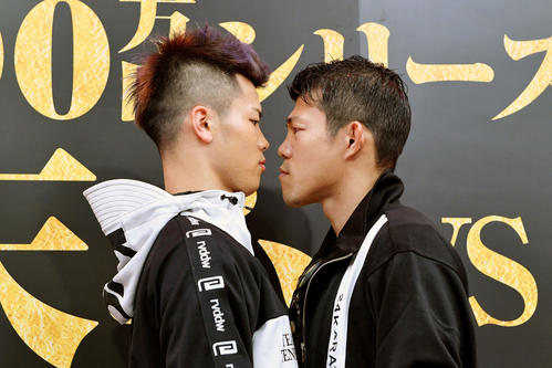 計量を終えにらみ合う那須川（左）と亀田（撮影・滝沢徹郎）