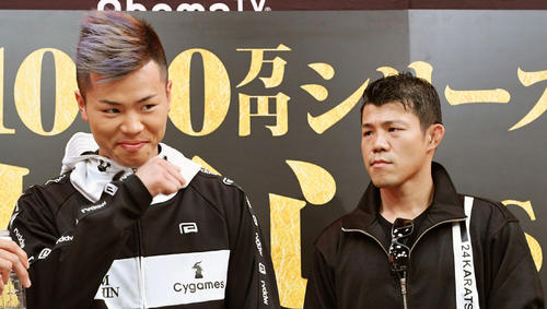 フェイスオフを終え苦笑いする那須川（左）をにらみつける亀田（撮影・滝沢徹郎）