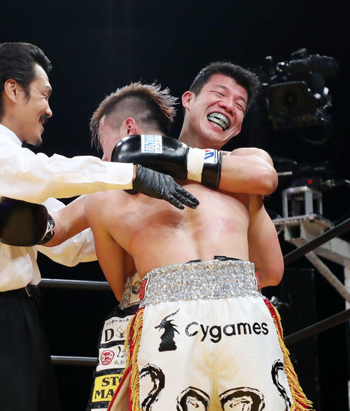 試合後、那須川（手前）と抱き合う亀田氏（撮影・鈴木正人）
