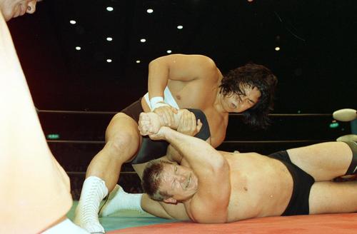 スタン・ハンセン（下）の腕を決める長州力（1986年9月10日