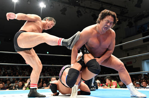 長州、越中、石井組対藤波、武藤、真壁組　サソリ固めを決める長州力（右）をカットする藤波辰爾（左）（撮影・滝沢徹郎）