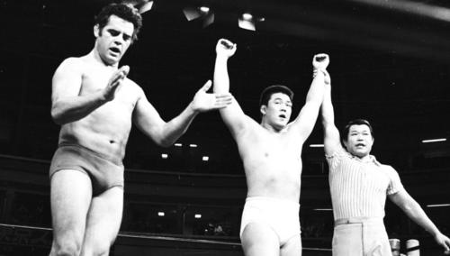 デビュー戦でエル・グレコ（左）に勝利する長州力（中央）