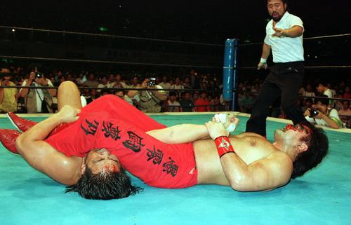 長州力（左）に腕ひしぎ逆十字固めを決めるグレート・ムタ（1992年8月16日）