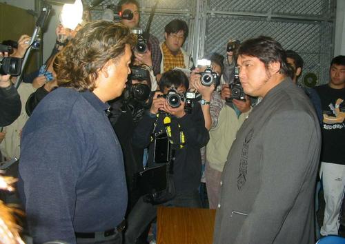 橋本真也（右）は会見中に乱入してきた長州力と激しくにらみ合う