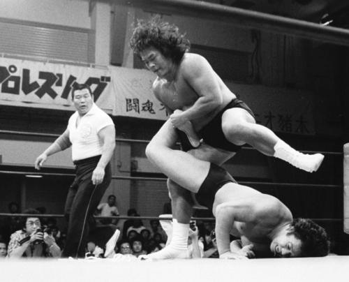 83年10月、長州は藤波にサソリ固めを決める