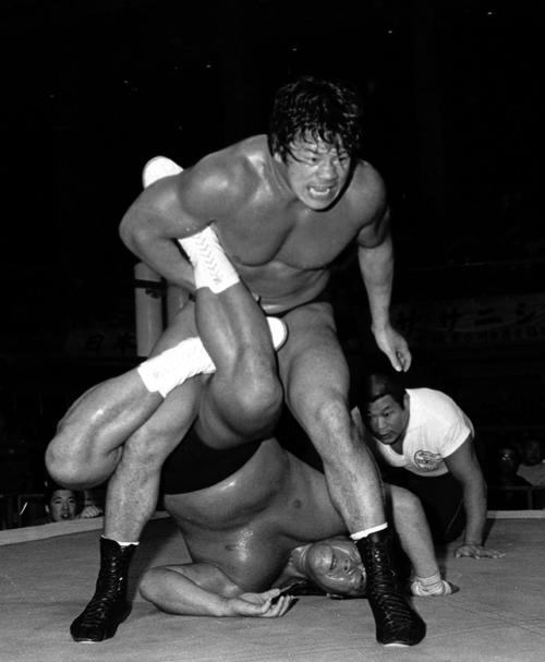 タッグ戦で長州力（下）に逆サソリ固めで攻める藤波辰巳