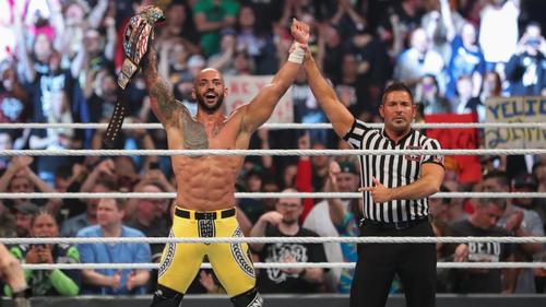 サモア・ジョーを下し、US王座を初めて獲得したリコシェ（左）(C)2019WWE,Inc.AllRightsReserved