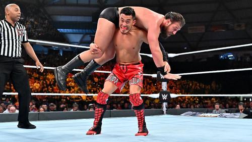3WAY形式クルーザー級王座戦で、グラック（上）を持ち上げる戸沢(C)2019WWE,Inc.AllRightsReserved