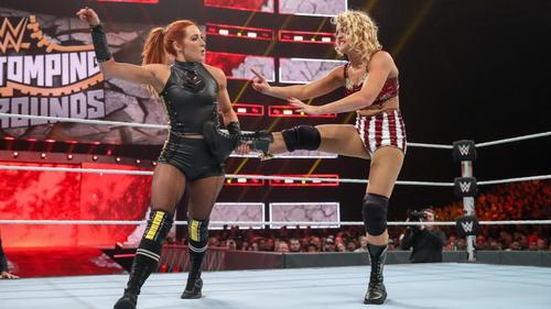 挑戦者エバンス（右）を下し、防衛に成功したロウ女子王者リンチ(C)2019WWE,Inc.AllRightsReserved