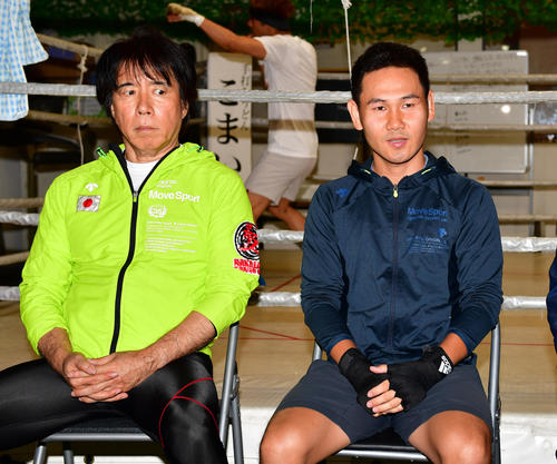 アマチュアデビューとなる7月の全日本選手権大会の愛知県選考会を前に取材に応じる高山勝成（右）、左は中出博啓トレーナー（撮影・清水貴仁）