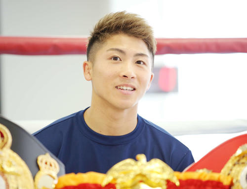 質問に笑顔で答える井上（撮影・河田真司）