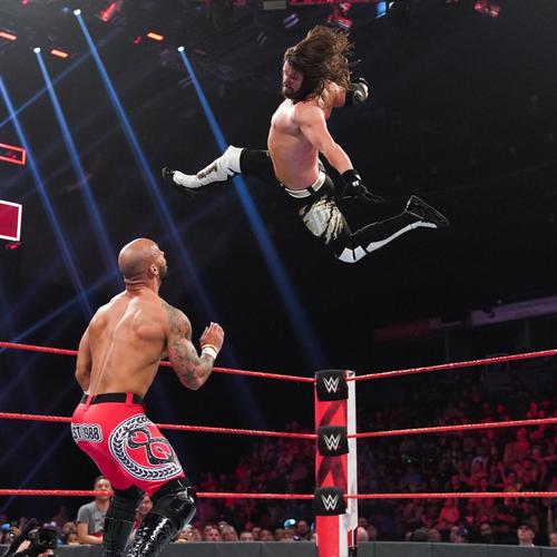 US王者リコシェ（左下）にフェノメーナル・フォアアームを狙うAJスタイルズ（C）2019WWE，Inc.AllRightsReserved