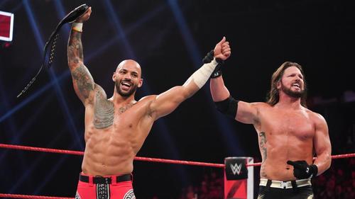 US王者リコシェ（左）の健闘をたたえるAJスタイルズ（C）2019WWE，Inc.AllRightsReserved