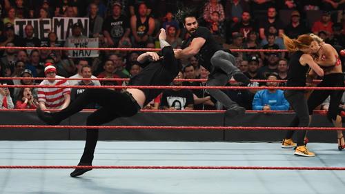コービン（左）を迎撃するユニバーサル王者ロリンズ　（C）2019WWE，Inc.AllRightsReserved