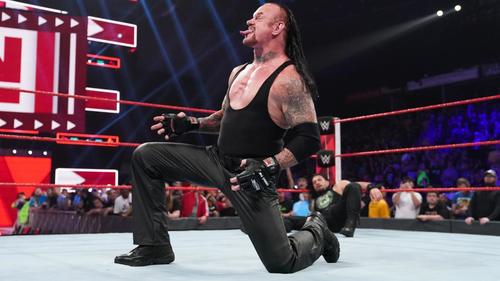 レインズ（右奥）の救援に登場したジ・アンダーテイカーは舌を出して決めポーズ　（C）2019WWE，Inc.AllRightsReserved
