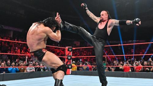 ビッグブーツでマッキンタイア（左）を蹴散らすジ・アンダーテイカー　　（C）2019WWE，Inc.AllRightsReserved