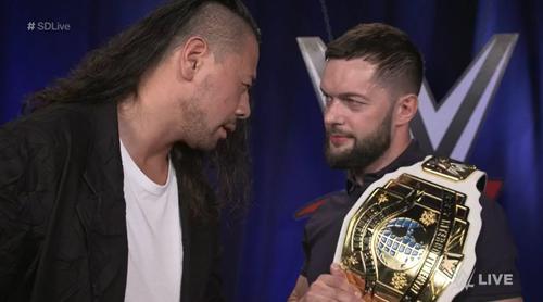 インターコンチネンタル王者ベイラー（右）の目前に登場した元US中邑(C)2019WWE,Inc.AllRightsReserved