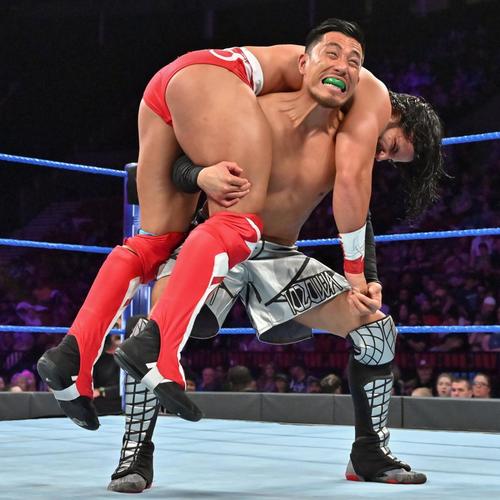 ニースを持ち上げる戸沢(C)2019WWE，Inc．AllRightsReserved