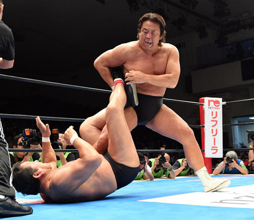 長州、越中、石井組対藤波、武藤、真壁組　攻める長州（撮影・滝沢徹郎）