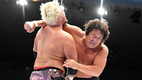 長州、越中、石井組対藤波、武藤、真壁組　真壁（左）にリキラリアットを見舞う長州（撮影・滝沢徹郎）