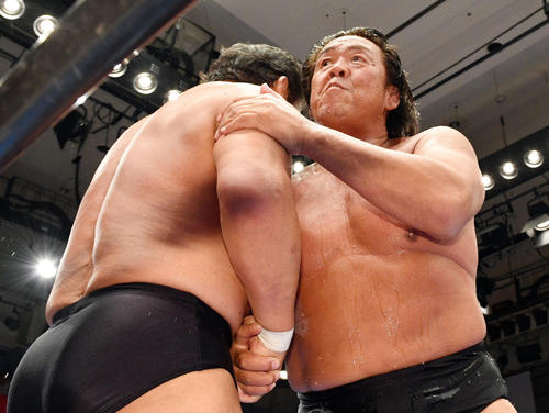 長州、越中、石井組対藤波、武藤、真壁組　試合後、藤波辰爾（手前）と抱擁する長州力（撮影・滝沢徹郎）