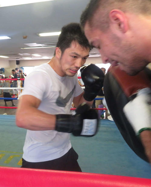 カルロス・リナレス・トレーナー（右）と激しいミット打ちを続けた村田諒太