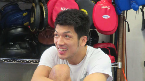 リラックスした表情でウオーミングアップする村田諒太