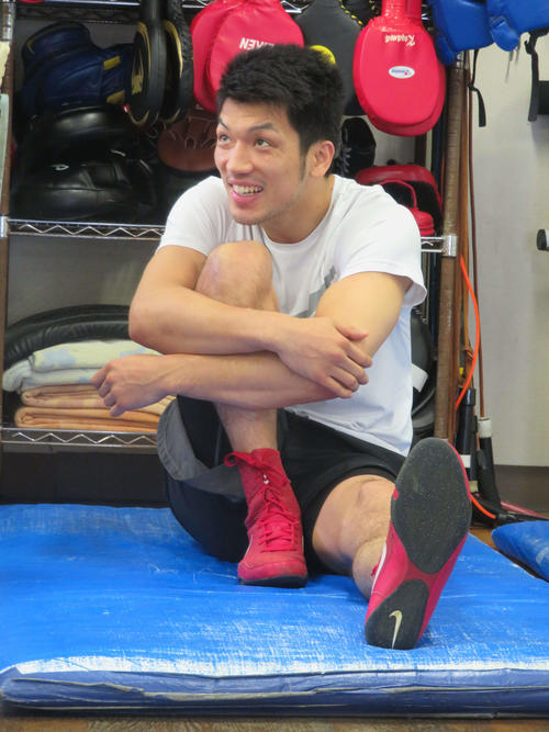 リラックスした表情でウオーミングアップする村田諒太