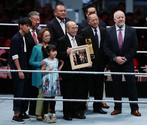 WWE殿堂入りを果たして写真に納まる新間寿氏（中央）と家族（撮影・丹羽敏通）