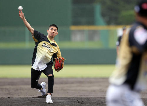 栃木ゴールデンブレーブスの西岡（右）を相手に、始球式を行う井岡一翔（撮影・大野祥一）