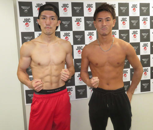 7月1日の初防衛戦に向けた前日計量をクリアした日本スーパーライト級王者井上浩樹（左）と挑戦者の同級8位池田竜司