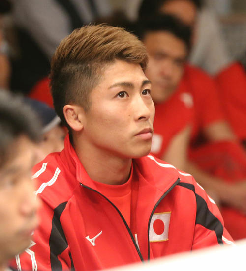 リング下からいとこの井上浩樹の試合を見つめる井上尚弥（撮影・丹羽敏通）